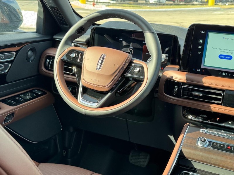 Lincoln Aviator Vehicle Full-screen Gallery Image 17