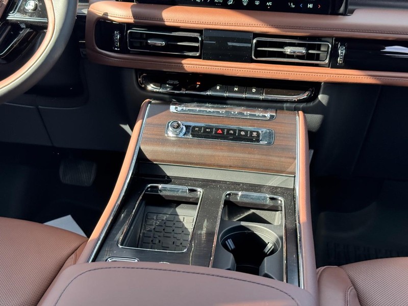 Lincoln Aviator Vehicle Full-screen Gallery Image 19