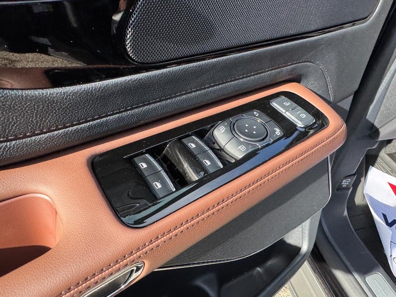 Lincoln Aviator Vehicle Full-screen Gallery Image 21