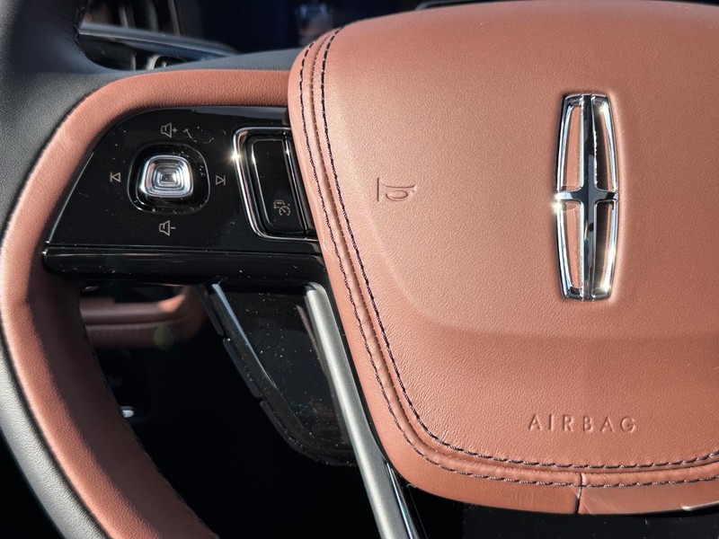 Lincoln Aviator Vehicle Full-screen Gallery Image 24