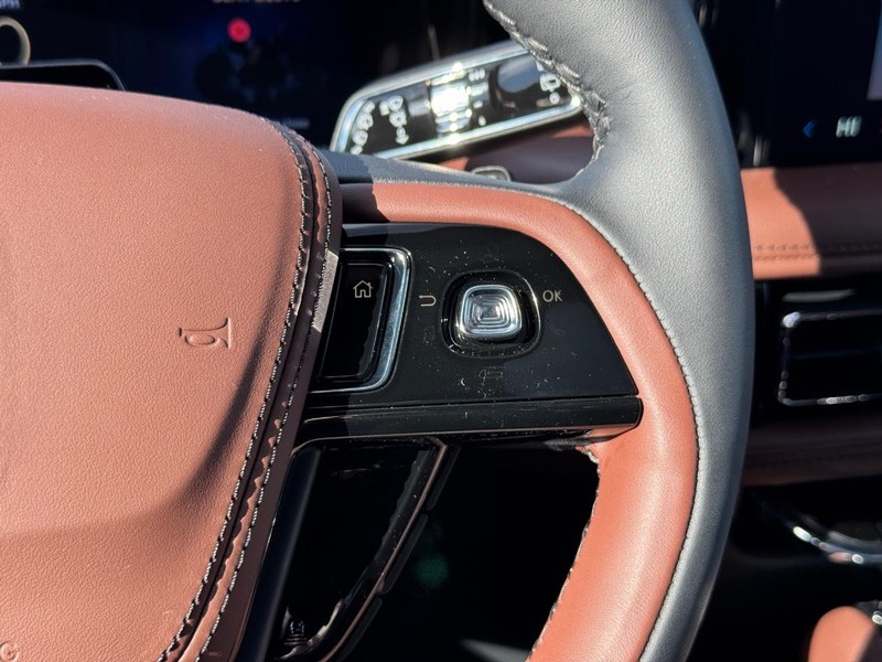 Lincoln Aviator Vehicle Full-screen Gallery Image 25
