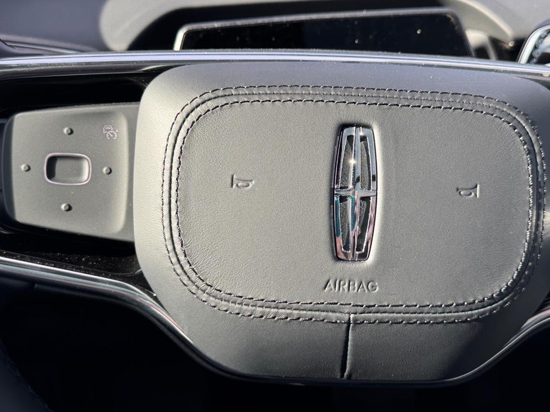 Lincoln Nautilus Vehicle Full-screen Gallery Image 24