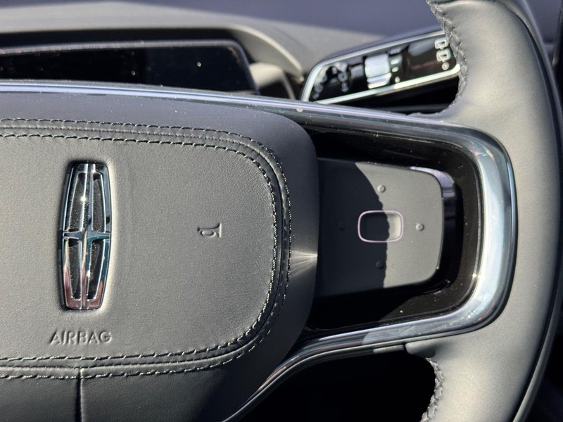 Lincoln Nautilus Vehicle Full-screen Gallery Image 25