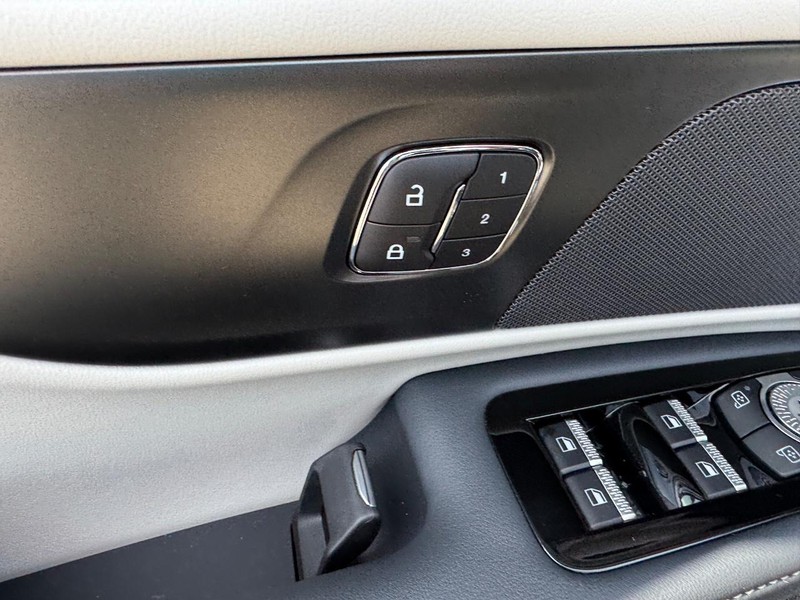 Lincoln Nautilus Vehicle Full-screen Gallery Image 19