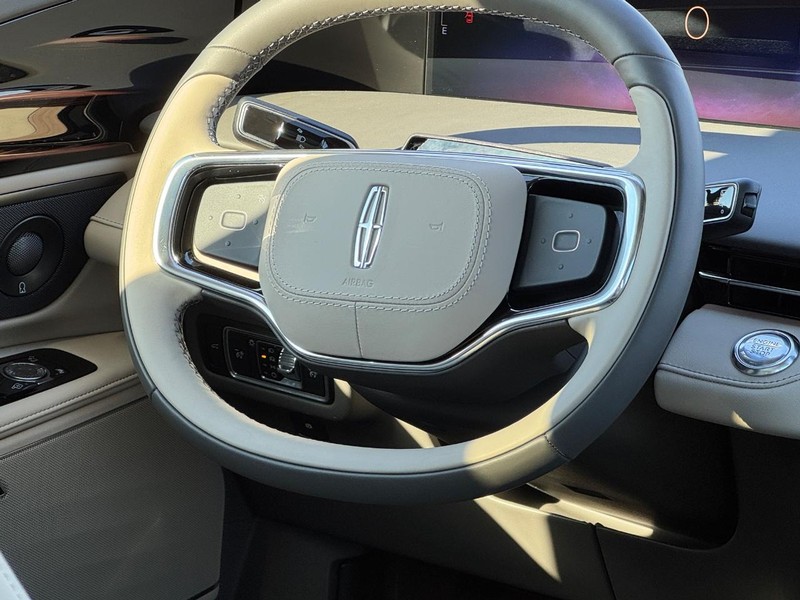 Lincoln Nautilus Vehicle Full-screen Gallery Image 16