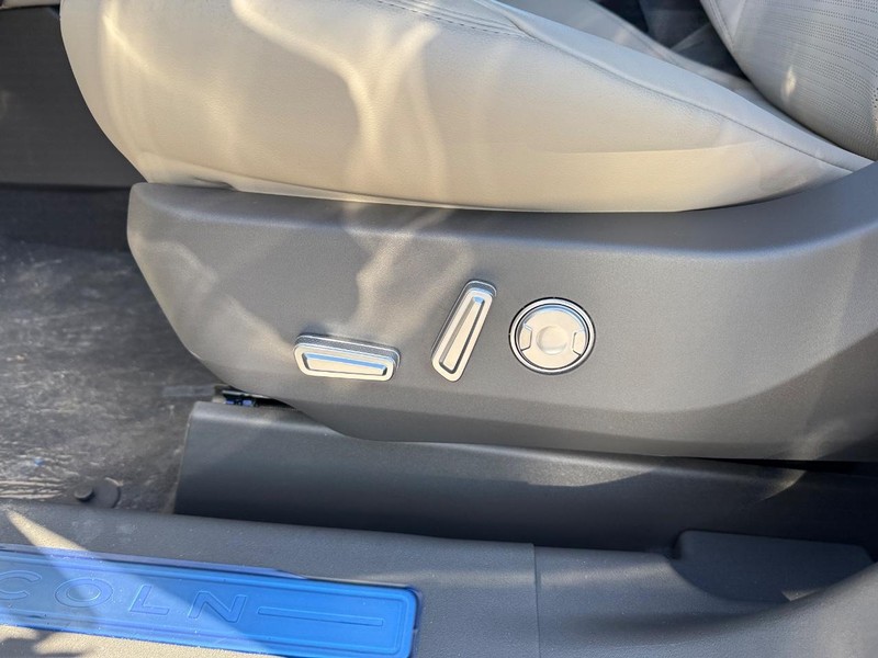 Lincoln Nautilus Vehicle Full-screen Gallery Image 18