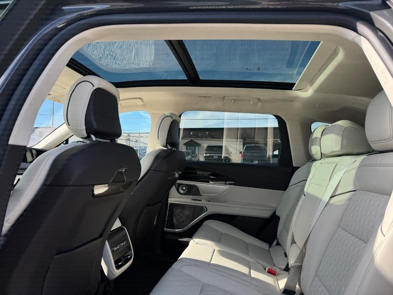 Lincoln Nautilus Vehicle Full-screen Gallery Image 12