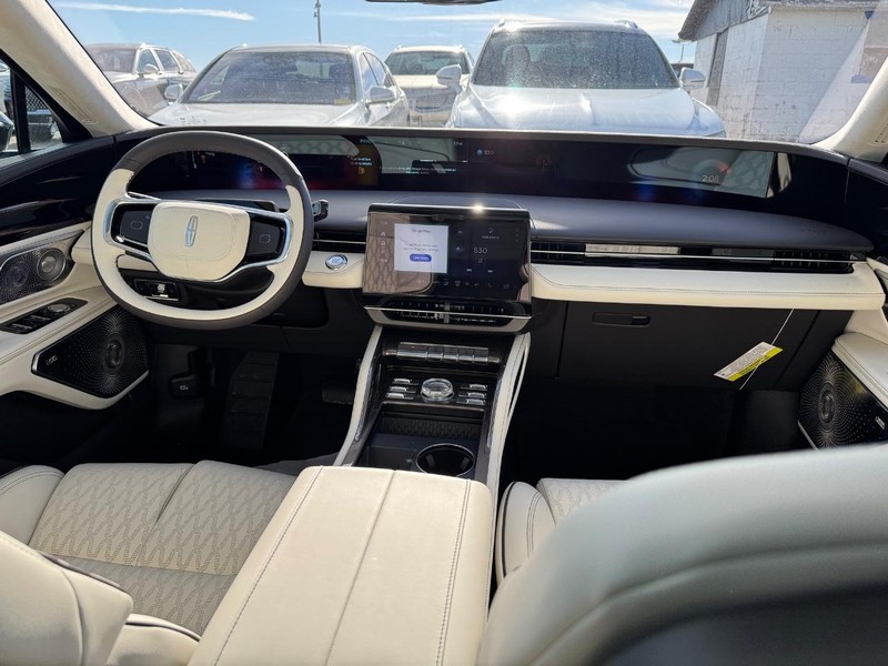 Lincoln Nautilus Vehicle Full-screen Gallery Image 14