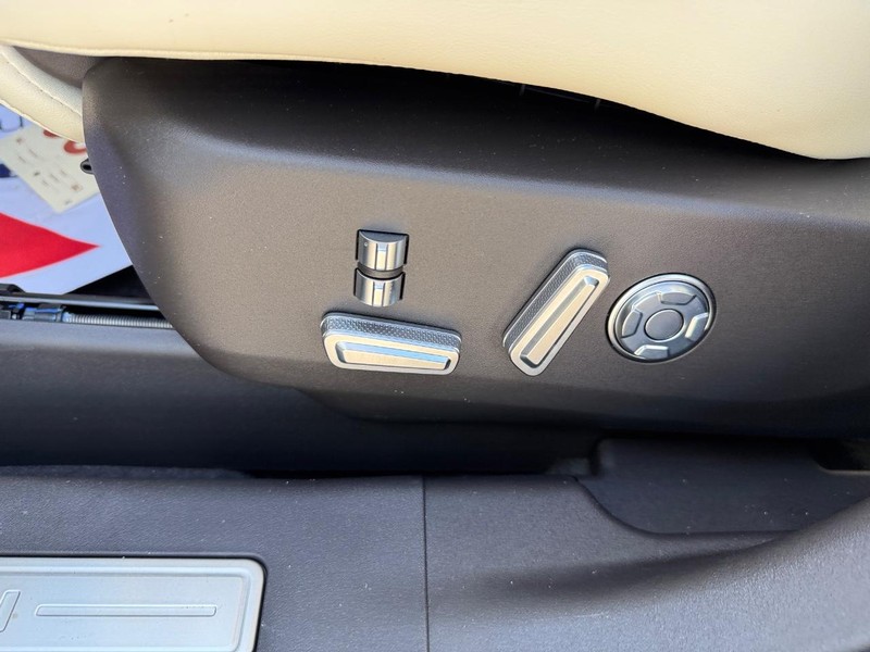 Lincoln Nautilus Vehicle Full-screen Gallery Image 18