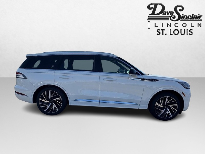 Lincoln Aviator Vehicle Full-screen Gallery Image 04