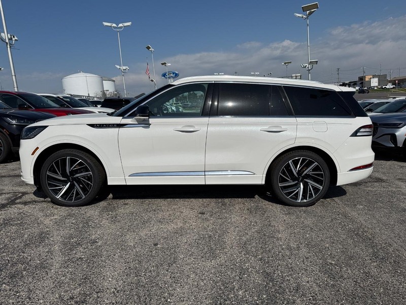 Lincoln Aviator Vehicle Full-screen Gallery Image 10