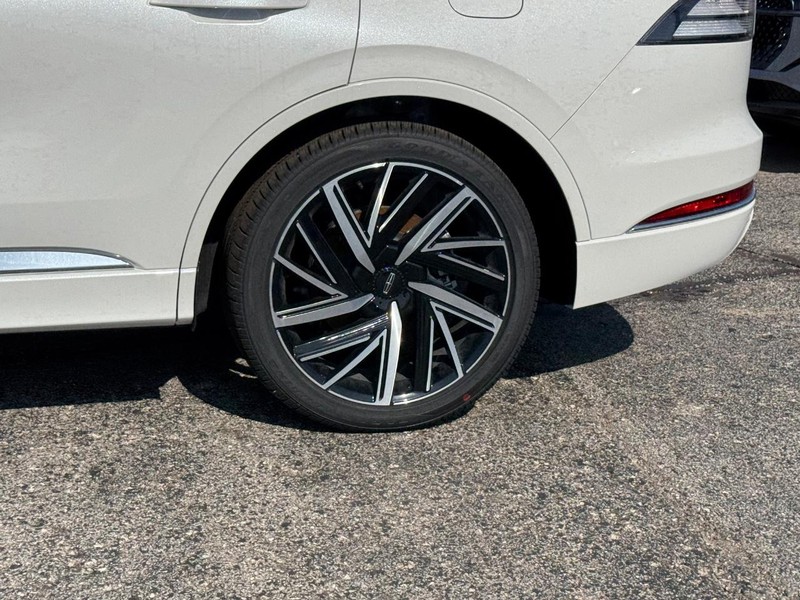 Lincoln Aviator Vehicle Full-screen Gallery Image 11