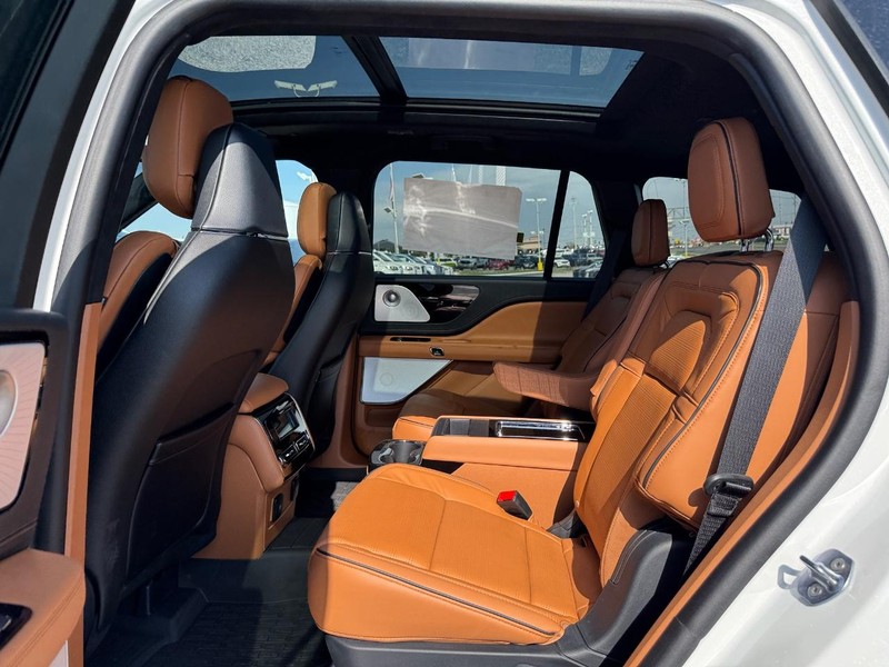 Lincoln Aviator Vehicle Full-screen Gallery Image 12