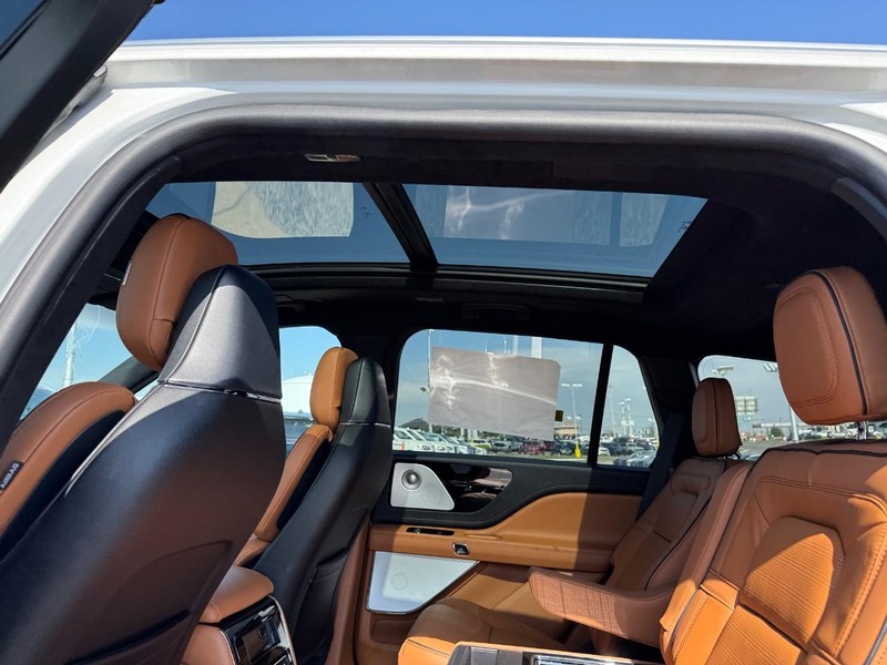Lincoln Aviator Vehicle Full-screen Gallery Image 13