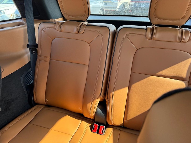 Lincoln Aviator Vehicle Full-screen Gallery Image 15