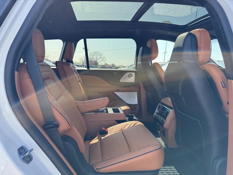 Lincoln Aviator Vehicle Full-screen Gallery Image 16