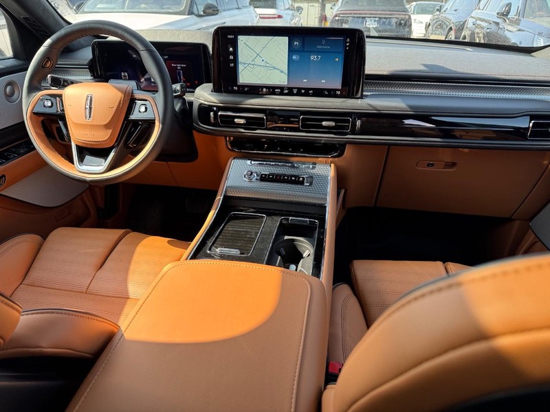 Lincoln Aviator Vehicle Full-screen Gallery Image 17