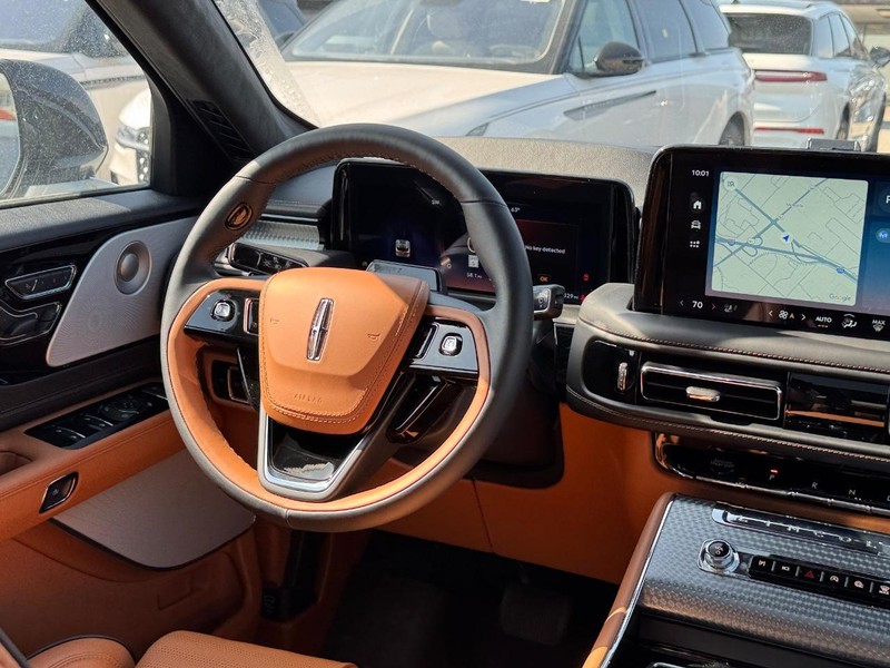 Lincoln Aviator Vehicle Full-screen Gallery Image 18
