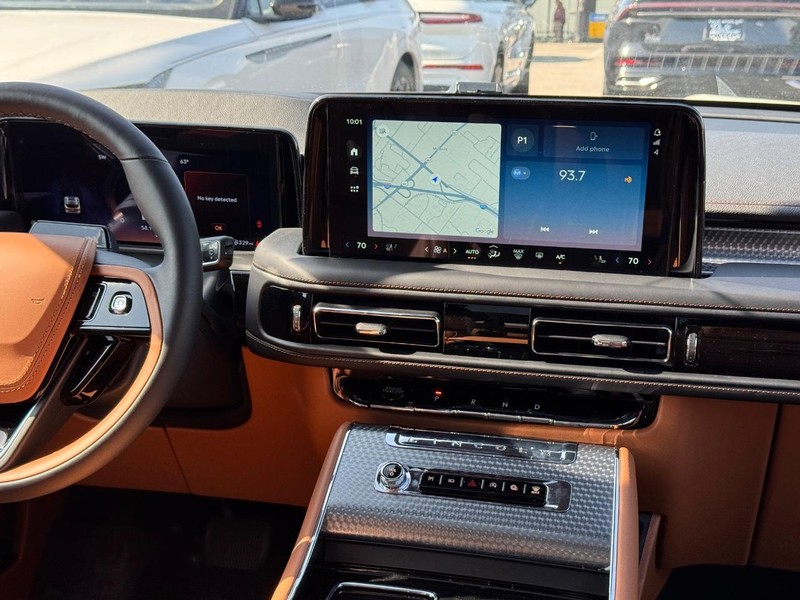 Lincoln Aviator Vehicle Full-screen Gallery Image 19