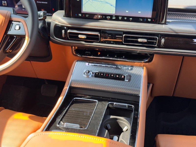 Lincoln Aviator Vehicle Full-screen Gallery Image 20