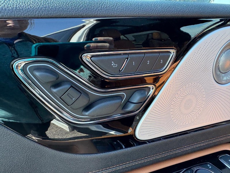 Lincoln Aviator Vehicle Full-screen Gallery Image 23