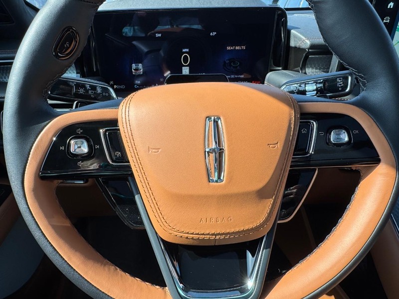 Lincoln Aviator Vehicle Full-screen Gallery Image 24