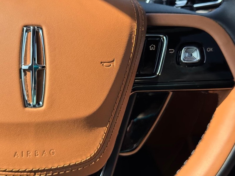 Lincoln Aviator Vehicle Full-screen Gallery Image 26
