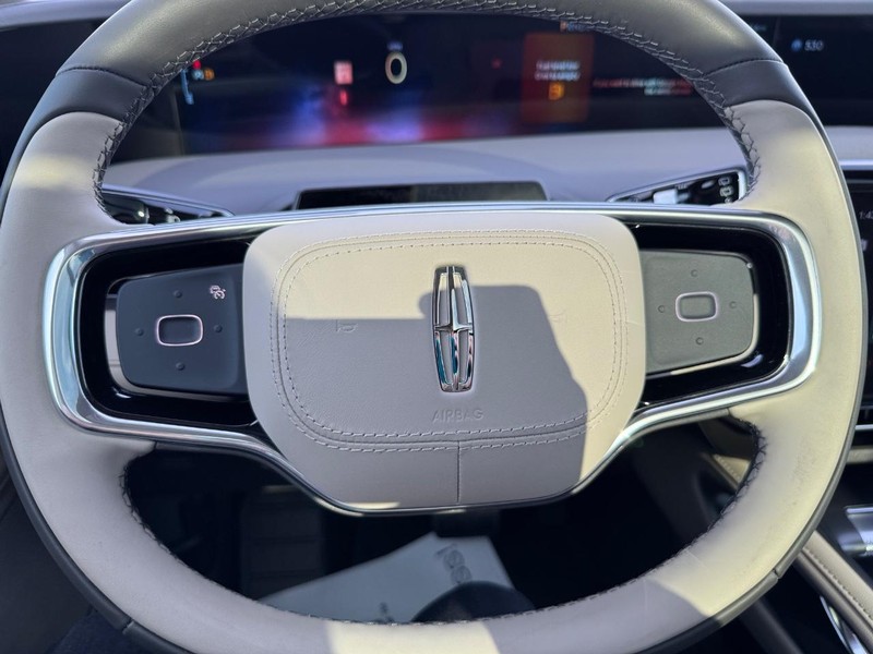 Lincoln Nautilus Vehicle Full-screen Gallery Image 21