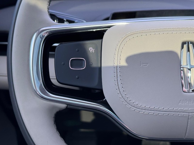Lincoln Nautilus Vehicle Full-screen Gallery Image 22