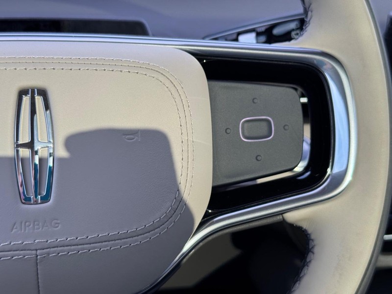 Lincoln Nautilus Vehicle Full-screen Gallery Image 24