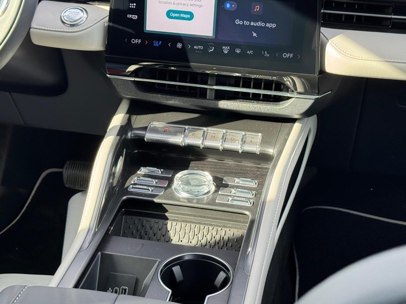 Lincoln Nautilus Vehicle Full-screen Gallery Image 17