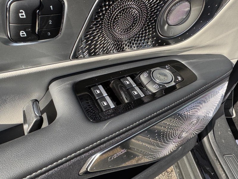 Lincoln Nautilus Vehicle Full-screen Gallery Image 19