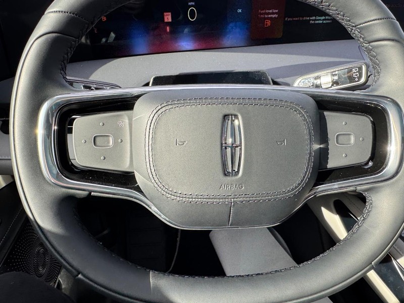 Lincoln Nautilus Vehicle Full-screen Gallery Image 21