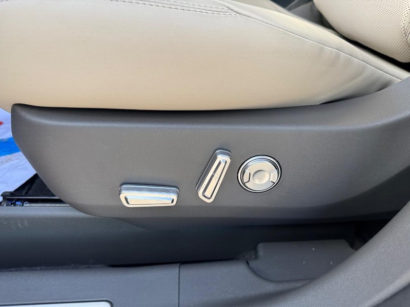 Lincoln Nautilus Vehicle Full-screen Gallery Image 18
