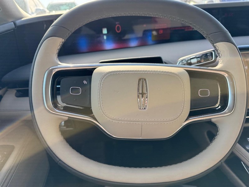 Lincoln Nautilus Vehicle Full-screen Gallery Image 21