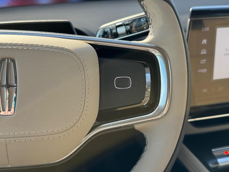 Lincoln Nautilus Vehicle Full-screen Gallery Image 23