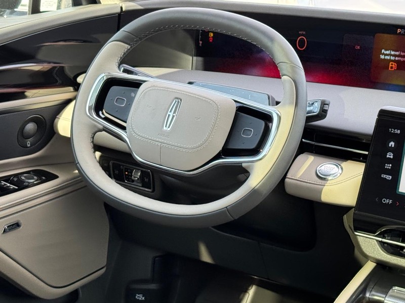 Lincoln Nautilus Vehicle Full-screen Gallery Image 15