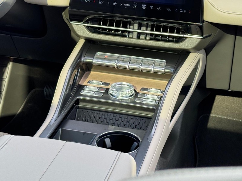Lincoln Nautilus Vehicle Full-screen Gallery Image 17