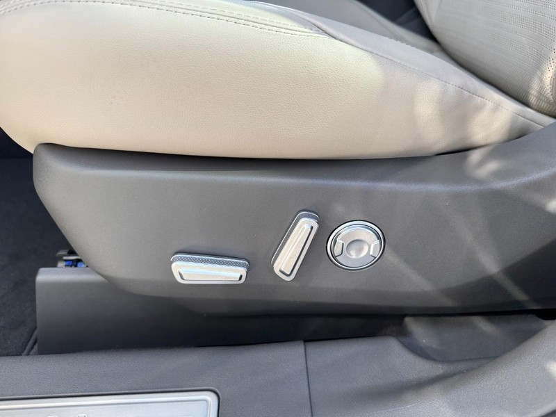 Lincoln Nautilus Vehicle Full-screen Gallery Image 18