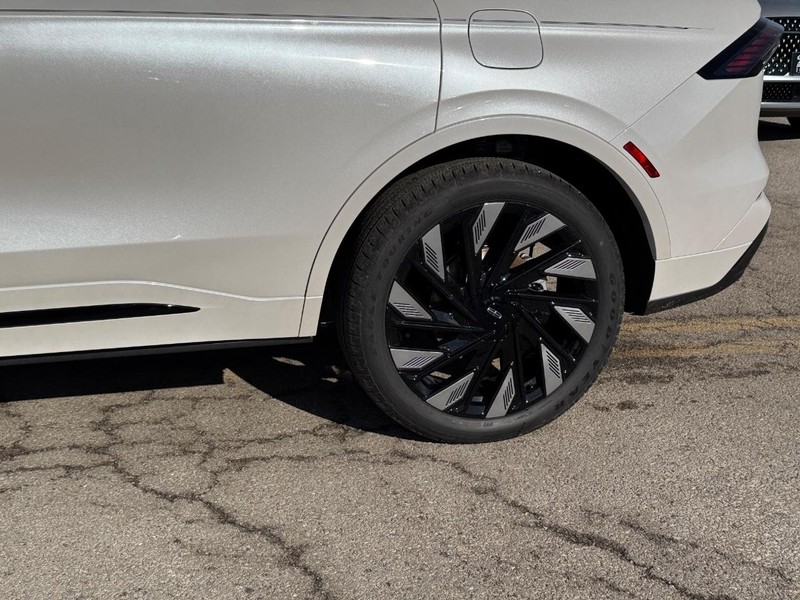 Lincoln Nautilus Vehicle Full-screen Gallery Image 10
