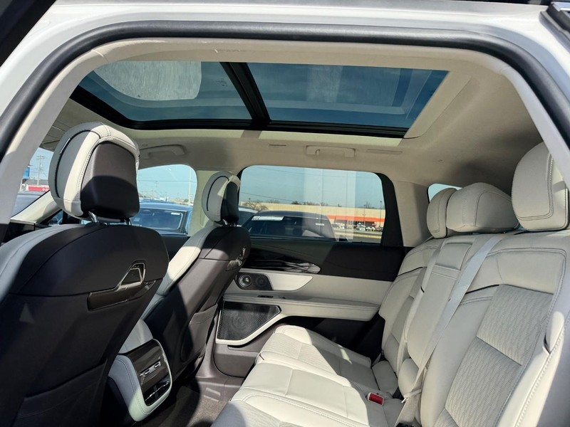 Lincoln Nautilus Vehicle Full-screen Gallery Image 12