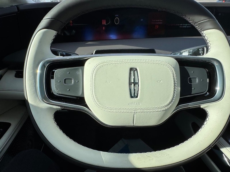Lincoln Nautilus Vehicle Full-screen Gallery Image 21