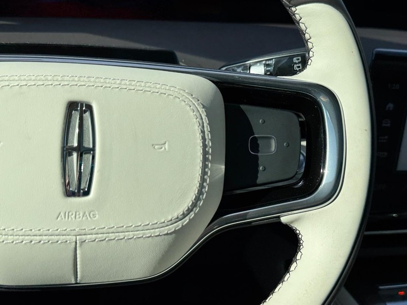 Lincoln Nautilus Vehicle Full-screen Gallery Image 23