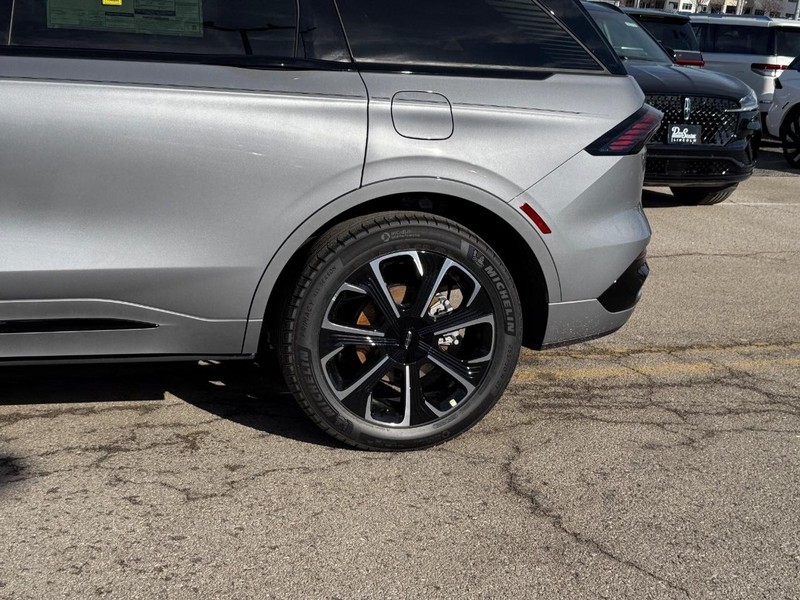 Lincoln Nautilus Vehicle Full-screen Gallery Image 10