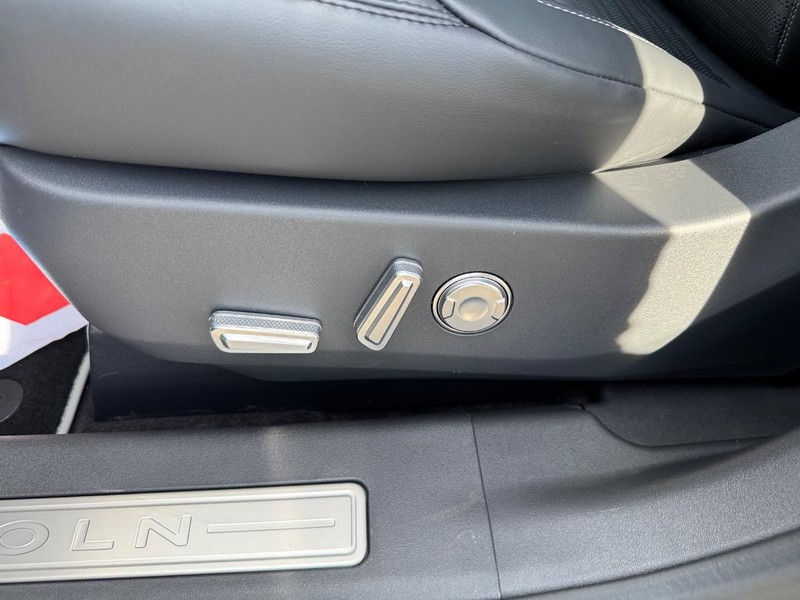 Lincoln Nautilus Vehicle Full-screen Gallery Image 20