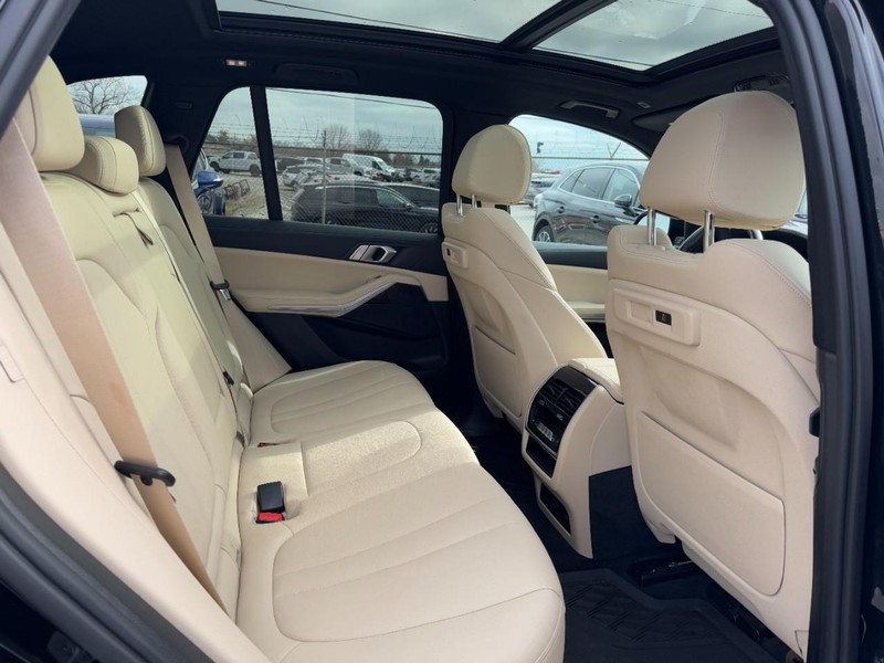 BMW X5 Vehicle Full-screen Gallery Image 12