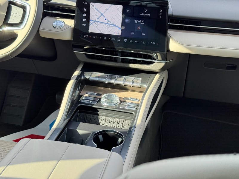 Lincoln Nautilus Vehicle Full-screen Gallery Image 17