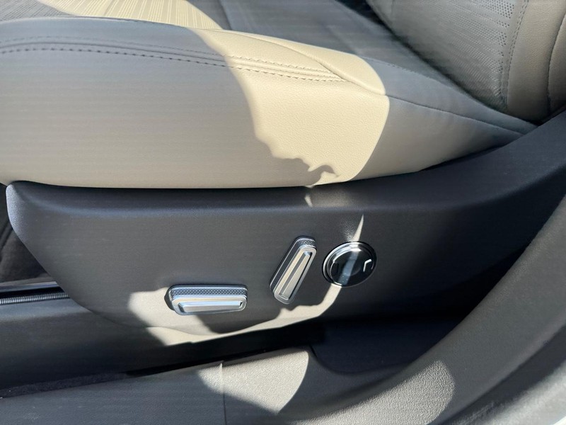 Lincoln Nautilus Vehicle Full-screen Gallery Image 18