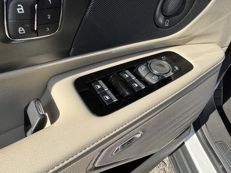 Lincoln Nautilus Vehicle Full-screen Gallery Image 19