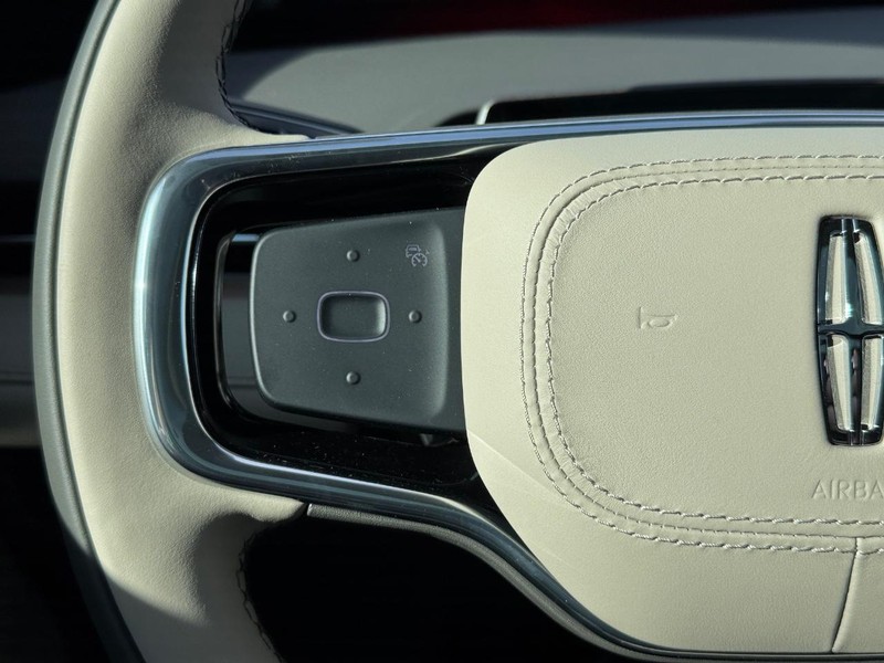 Lincoln Nautilus Vehicle Full-screen Gallery Image 22